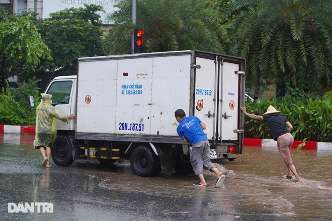 Nhiều tuyến phố ở Hà Nội biến thành sông sau cơn mưa lớn kéo dài - 7