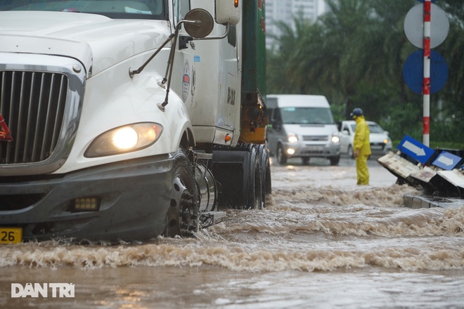 Nhiều tuyến phố ở Hà Nội biến thành sông sau cơn mưa lớn kéo dài - 10 Nhiều tuyến phố ở Hà Nội biến thành sông sau cơn mưa lớn kéo dài - 10