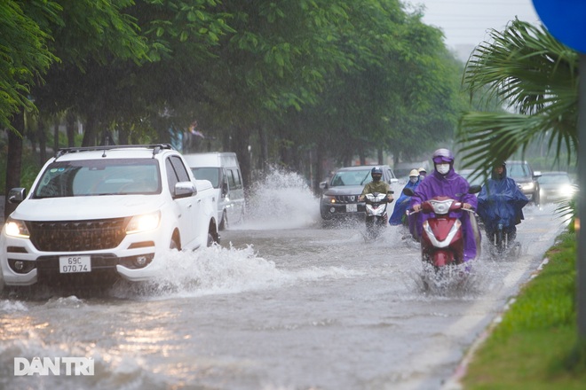 Nhiều tuyến phố ở Hà Nội biến thành sông sau cơn mưa lớn kéo dài - 12