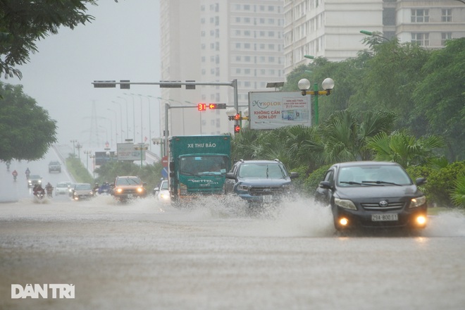 Nhiều tuyến phố ở Hà Nội biến thành sông sau cơn mưa lớn kéo dài - 11