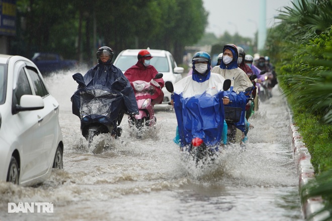 Nhiều tuyến phố ở Hà Nội biến thành sông sau cơn mưa lớn kéo dài - 3