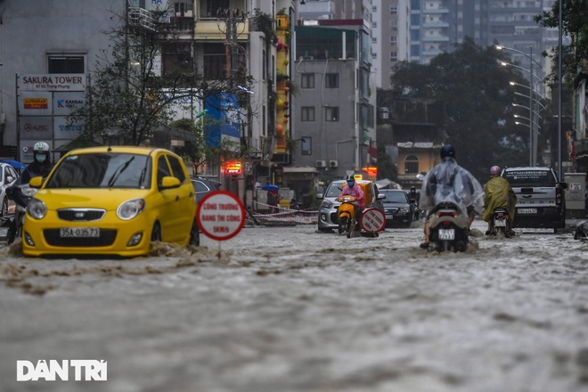 Nhiều tuyến phố ở Hà Nội biến thành sông sau cơn mưa lớn kéo dài - 13 Nhiều tuyến phố ở Hà Nội biến thành sông sau cơn mưa lớn kéo dài - 13