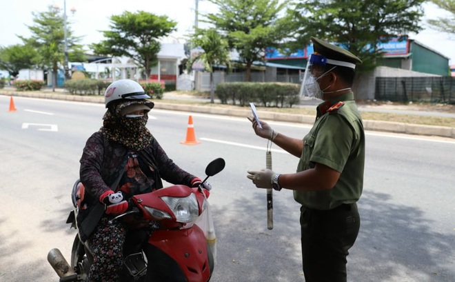 Vì sao Công an Ninh Thuận xử phạt người đi xe máy tự phát về quê? - 1