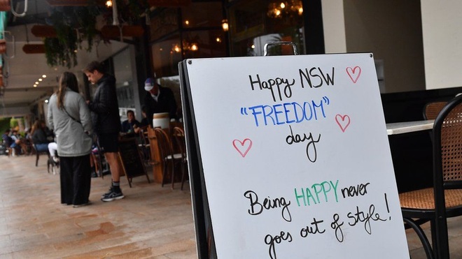 Dân Sydney ăn mừng ngày tự do sau gần 4 tháng phong tỏa nghiêm ngặt - 1