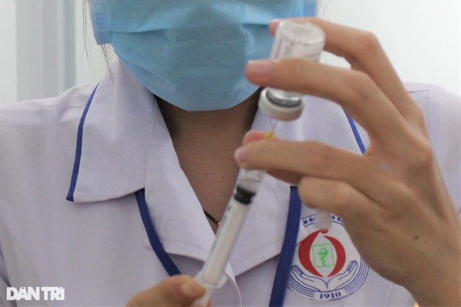 Phó giám đốc trung tâm y tế bị kỷ luật vì tiêm vaccine cho con dưới 18 tuổi - 1 Phó giám đốc trung tâm y tế bị kỷ luật vì tiêm vaccine cho con dưới 18 tuổi - 1