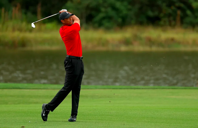 Tiger Woods trở lại với sân golf mà không cần đến nạng - 2 Tiger Woods trở lại với sân golf mà không cần đến nạng - 2