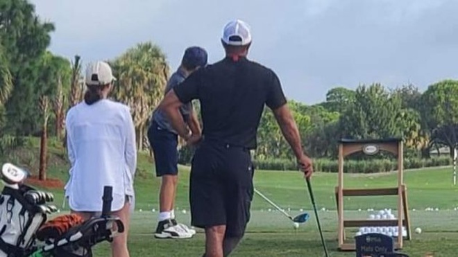 Tiger Woods trở lại với sân golf mà không cần đến nạng - 1 Tiger Woods trở lại với sân golf mà không cần đến nạng - 1