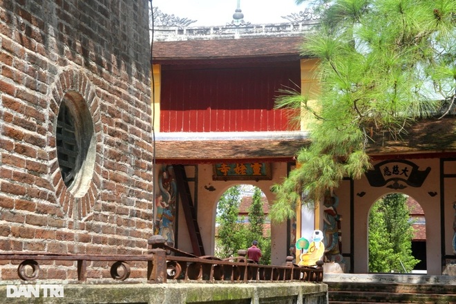 The mystery of the hidden dragon painting on the gate of Thien Mu pagoda in the ancient capital of Hue - 12