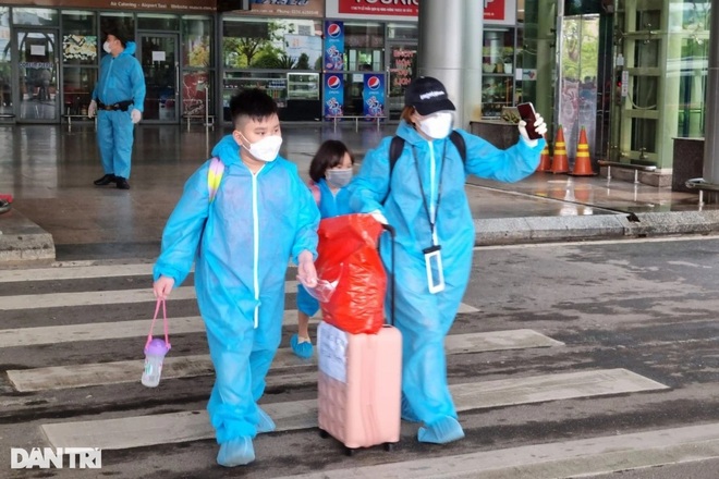 3 mẹ con mừng rớt nước mắt khi được đón từ TPHCM về Đà Nẵng - 1