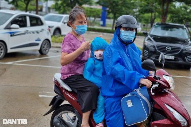 3 mẹ con mừng rớt nước mắt khi được đón từ TPHCM về Đà Nẵng - 4