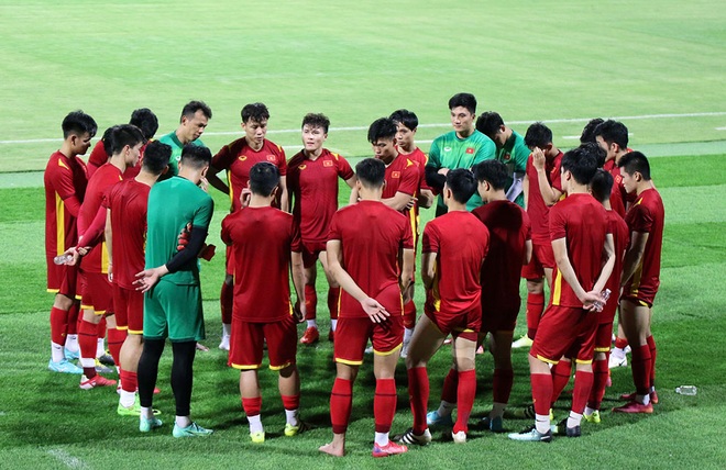 HLV Park Hang Seo lộ vẻ căng thẳng trước trận đấu Oman - 9