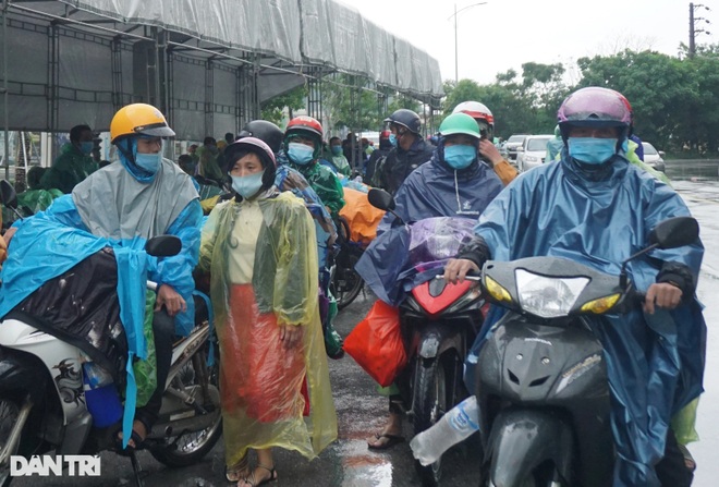 Đảm bảo an toàn cho người hồi hương khi di chuyển trong bão số 8 - 5 Đảm bảo an toàn cho người hồi hương khi di chuyển trong bão số 8 - 5