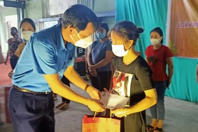 Nữ công nhân kể chuyện nhà 11 người, 10 người mắc Covid-19 - 1 Nữ công nhân kể chuyện nhà 11 người, 10 người mắc Covid-19 - 1
