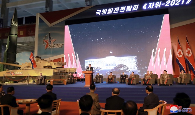 Triều Tiên khoe dàn vũ khí uy lực tại triển lãm quốc phòng - 2