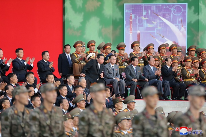 Triều Tiên khoe dàn vũ khí uy lực tại triển lãm quốc phòng - 10