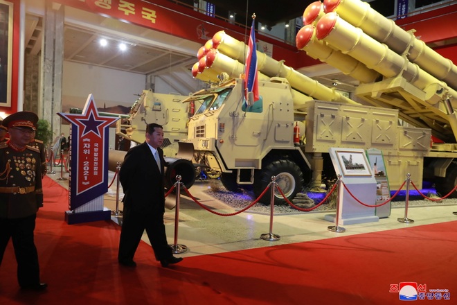 Triều Tiên khoe dàn vũ khí uy lực tại triển lãm quốc phòng - 3