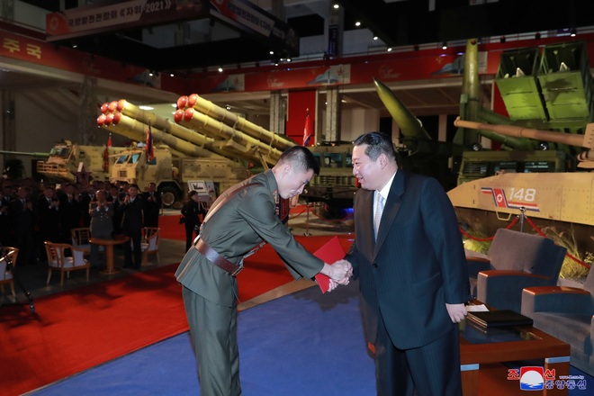 Triều Tiên khoe dàn vũ khí uy lực tại triển lãm quốc phòng - 6