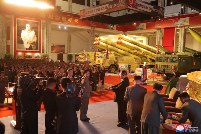 Triều Tiên khoe dàn vũ khí uy lực tại triển lãm quốc phòng - 7