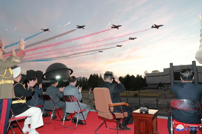 Triều Tiên khoe dàn vũ khí uy lực tại triển lãm quốc phòng - 9