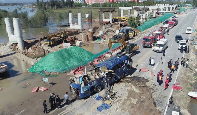 Xe buýt lao xuống sông ở Trung Quốc do mưa lũ, 13 người chết - 1 Xe buýt lao xuống sông ở Trung Quốc do mưa lũ, 13 người chết - 1