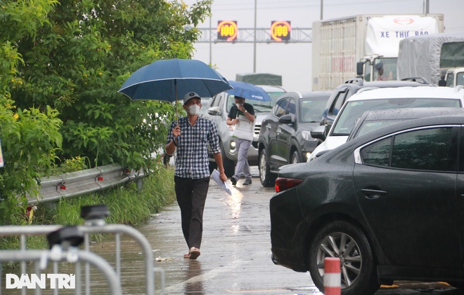 Hà Nội: Đội mưa làm thủ tục qua chốt cửa ngõ, nhiều người phải quay đầu - 8