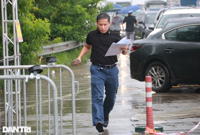 Hà Nội: Đội mưa làm thủ tục qua chốt cửa ngõ, nhiều người phải quay đầu - 9