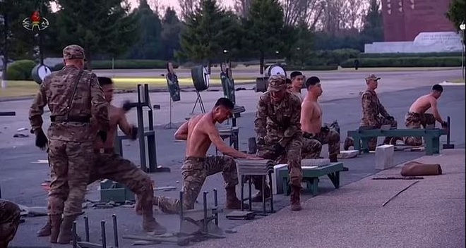 Màn trình diễn mình đồng da sắt của binh sĩ Triều Tiên - 1 Màn trình diễn mình đồng da sắt của binh sĩ Triều Tiên - 1