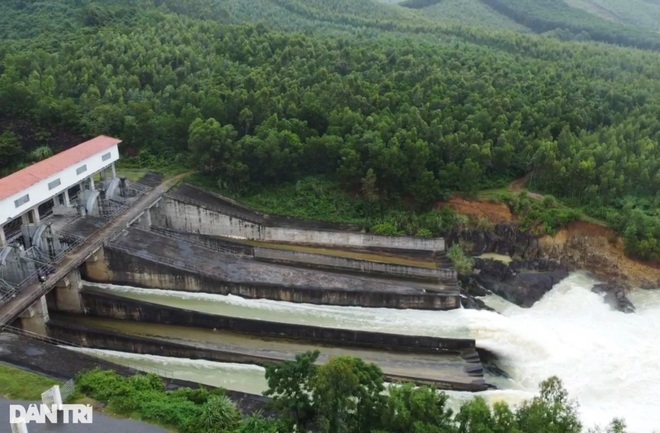Đảm bảo an toàn cho người hồi hương khi di chuyển trong bão số 8 - 2 Đảm bảo an toàn cho người hồi hương khi di chuyển trong bão số 8 - 2