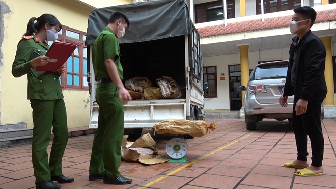 Thu giữ nửa tấn chân gà không rõ nguồn gốc, bốc mùi hôi thối - 1