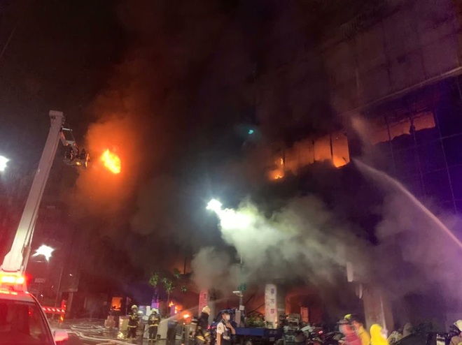 Chung cư Đài Loan bốc cháy dữ dội, 46 người chết - 1