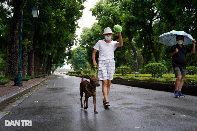 Công viên ở Hà Nội mở cửa, người dân đội mưa vào tập thể dục từ tờ mờ sáng - 13
