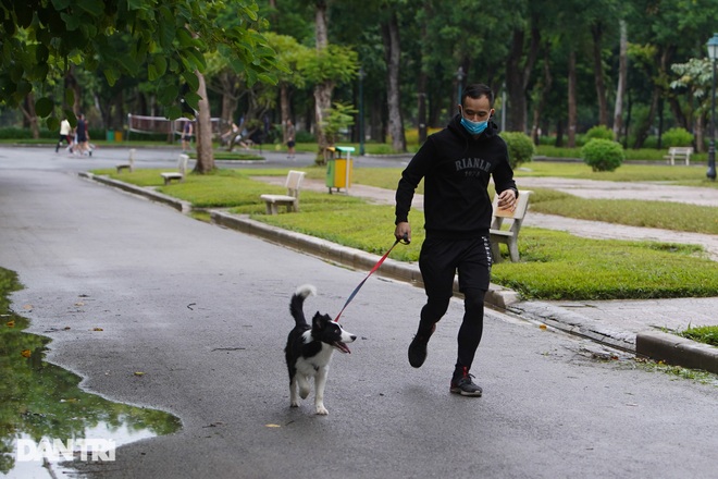 Công viên ở Hà Nội mở cửa, người dân đội mưa vào tập thể dục từ tờ mờ sáng - 7