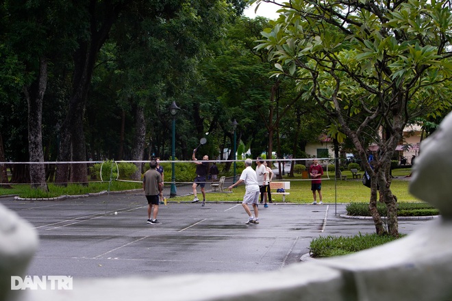 Công viên ở Hà Nội mở cửa, người dân đội mưa vào tập thể dục từ tờ mờ sáng - 12
