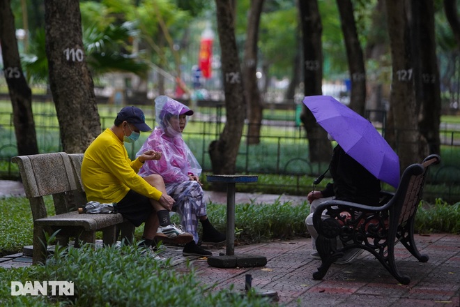 Công viên ở Hà Nội mở cửa, người dân đội mưa vào tập thể dục từ tờ mờ sáng - 8
