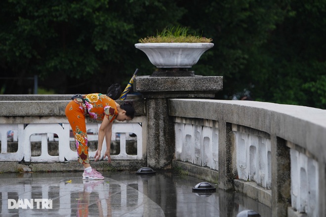 Công viên ở Hà Nội mở cửa, người dân đội mưa vào tập thể dục từ tờ mờ sáng - 3