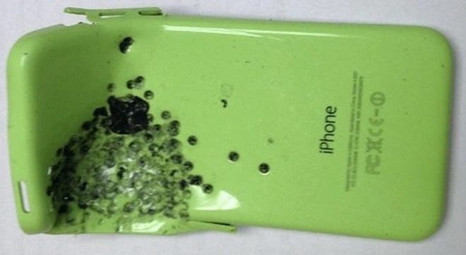 Hình ảnh chiếc iPhone 5C của Daniel Kennedy bị hư hại sau khi bị những mảnh đạn găm vào. Hình ảnh chiếc iPhone 5C của Daniel Kennedy bị hư hại sau khi bị những mảnh đạn găm vào.