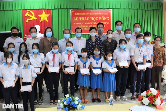 Nhận học bổng khuyến học vào năm học mới con mừng lắm! - 4 Nhận học bổng khuyến học vào năm học mới con mừng lắm! - 4