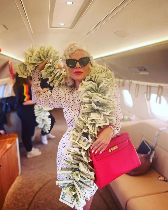 Lady Gaga đeo khăn choàng kết từ những tờ... 100 USD - 1