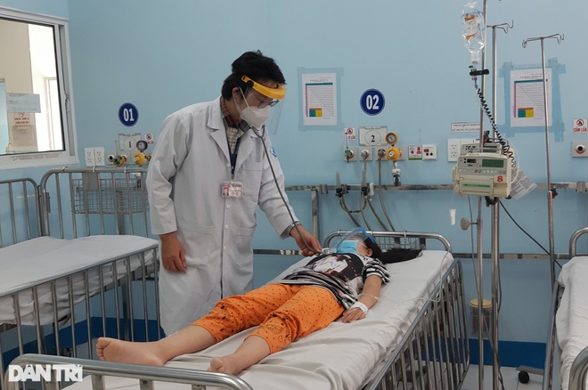 Nguy hiểm khi trẻ sốt xuất huyết nhưng cha mẹ tưởng mắc Covid-19 - 1 Nguy hiểm khi trẻ sốt xuất huyết nhưng cha mẹ tưởng mắc Covid-19 - 1