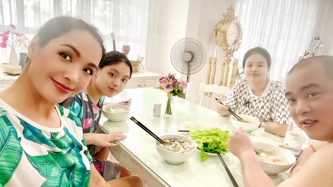 Sau hơn 100 ngày kẹt ngoài đảo, gia đình Thúy Hạnh mừng rỡ được về nhà - 1 Sau hơn 100 ngày kẹt ngoài đảo, gia đình Thúy Hạnh mừng rỡ được về nhà - 1