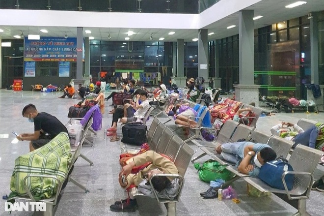 Trưng dụng bến xe làm nơi tránh bão cho hàng trăm người hồi hương - 2 Trưng dụng bến xe làm nơi tránh bão cho hàng trăm người hồi hương - 2