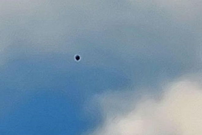 Vật thể tròn lơ lửng trên bầu trời, đột nhiên rớt xuống đất, có phải UFO? - 1 Vật thể tròn lơ lửng trên bầu trời, đột nhiên rớt xuống đất, có phải UFO? - 1