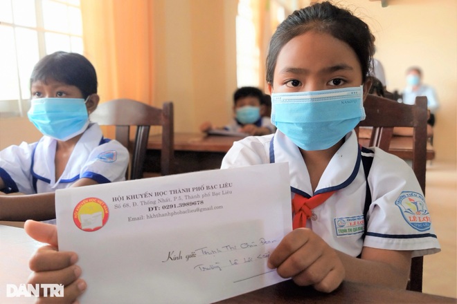 Nhận học bổng khuyến học vào năm học mới con mừng lắm! - 3 Nhận học bổng khuyến học vào năm học mới con mừng lắm! - 3