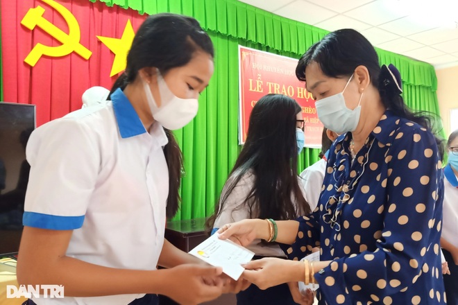 Nhận học bổng khuyến học vào năm học mới con mừng lắm! - 1 Nhận học bổng khuyến học vào năm học mới con mừng lắm! - 1