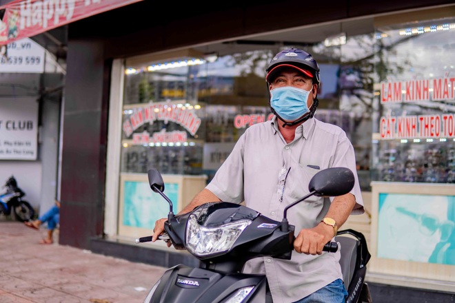 Tiêu sạch 20 triệu dưỡng già, cụ ông quyết chạy xe ôm đến 80 tuổi - 1 Tiêu sạch 20 triệu dưỡng già, cụ ông quyết chạy xe ôm đến 80 tuổi - 1