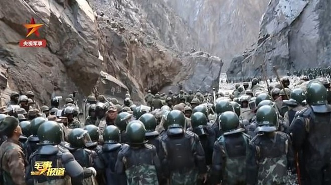 Xuất hiện video nghi binh sĩ Ấn Độ bị lính Trung Quốc áp giải - 2