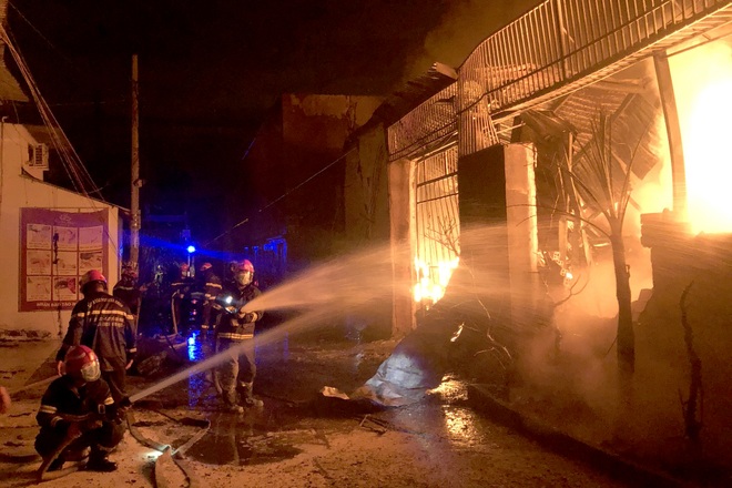Công ty sơn cháy ngùn ngụt trong đêm ở TPHCM - 1