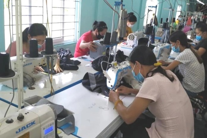 Nhiều doanh nghiệp tuyển công nhân, cơ hội việc làm cho lao động hồi hương - 2 Nhiều doanh nghiệp tuyển công nhân, cơ hội việc làm cho lao động hồi hương - 2