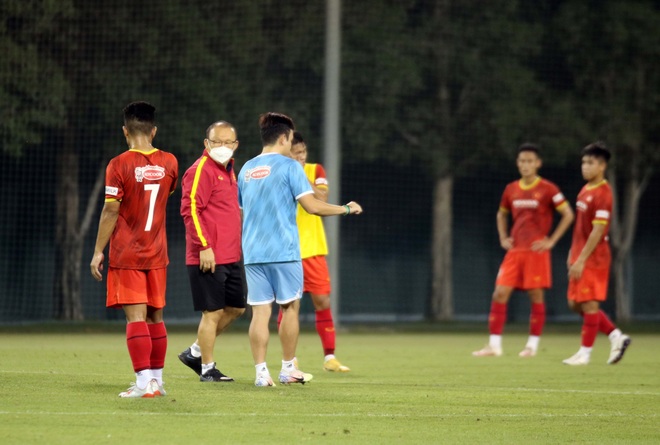 HLV Park Hang Seo chăm chú theo dõi buổi tập của U23 Việt Nam - 1 HLV Park Hang Seo chăm chú theo dõi buổi tập của U23 Việt Nam - 1
