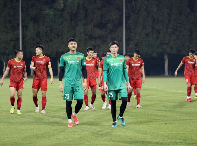 HLV Park Hang Seo chăm chú theo dõi buổi tập của U23 Việt Nam - 2